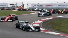 Lewis Hamilton vede pole jezdc ve Velké cen íny.