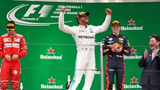 JAKO KING KONG. Lewis Hamilton pózuje po triumfu ve Velké ceně Číny. Hlavu dole...