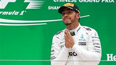 Lewis Hamilton se raduje z triumfu ve Velké ceně Číny.