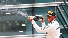 ŠAMPUS NESMÍ CHYBĚT. Lewis Hamilton po vítězství ve Velké ceně Číny.