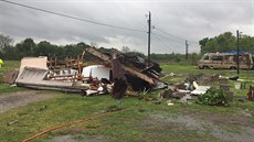Pravd�podobn� tornádo p�evrátilo v ned�li ráno obytný p�ív�s v Breaux Bridge....