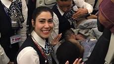 Holika pila na svt na palub letadla Turkish Airlines pi letu z Guiney do...