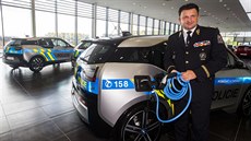 Policejní prezident Tomá Tuhý pebral ti zapjené elektromobily BMW i3.
