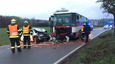 Stet autobusu a osobního auta u Modletic.