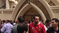 Píbuzní se shromaují ped kostelem, kde dolo k explozi bomby (9. duben 2017)
