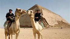 Policejní hlídka u Snofruovy pyramidy v Egypt�