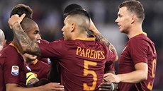 GÓLOVÁ RADOST AS. �ímané se radují z branky proti Empoli, vst�elil ji Edin...