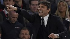 Trenér Chelsea Antonio Conte gestikuluje bhem utkání anglické fotbalové ligy...