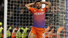 PROMARNNÁ ANCE. Hrá Manchesteru City Sergio Agüero se drí za hlavu po...