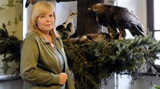 Marcela Orlová z Domu p�írody Pood�í p�ed orlím diorámatem, v pozadí vycpaná...