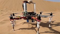 Dron mezi dumami v pouti Spojených arabských emirát.