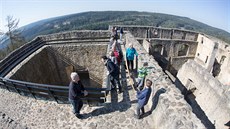 Turisté si procházejí zíceninu hradu Landtejn.