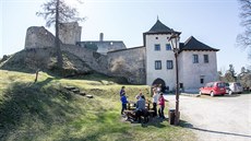 Turisté si procházejí zíceninu hradu Landtejn.