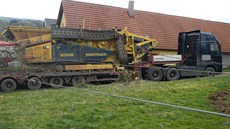 Hasii vyproovali taha s návsem, který ml problémy na nezpevnné cest v...