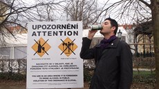 Zakazování alkoholu má v�ak i své odp�rce. Pirátský zastupitel Mikulá� Ferjen�ík se dal nap�íklad v minulosti sly�et, �e mu i dne�ní platná vyhlá�ka o zákazu konzumace alkoholu p�ipadá a� p�íli� ­p�ísná. 