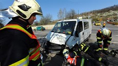 V praské Kolbenov ulici se srazila dv auta a dodávka. tyi lidé se zranili...