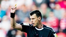 Rozhodí Pavel Frank bhem derby Slavia - Sparta.