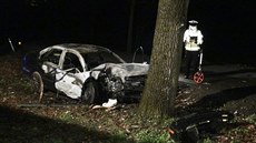 Auto u Čerčan narazilo do stromu a začalo hořet (6.4.2017).