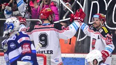 Jií imánek a Bedich Köhler z Hradce oslavují gól v brance Komety.