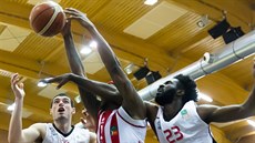 Pardubický rozehráva� Dominez Burnett mezi nymburskými Tonym Meierem (vlevo) a...