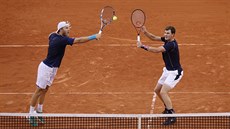 Brittí tenisté Dominic Inglot a Jamie Murray ve tyhe ve tvrtfinále Davis...