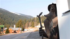 Ocelová socha poutníka od kováe Libora Hurdy vítá turisty, kteí se vydají do...
