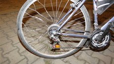Hasi�i museli rozst�íhat dráty kola,  aby uvolnili nohu zran�né cyklistky. (31....
