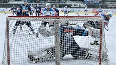 Chomutovský útoník Michal Vondrka (vpravo) pekonává libereckého gólmana Jána...