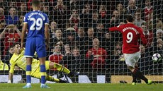 Zlatan Ibrahimovic z Manchesteru United prom��uje ve �tvrté minut� nastavení...