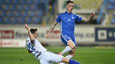 Luká� Pazdera (vlevo) ze Zlína se sna�í zastavit Romana Poto�ného z Liberce.