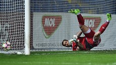 Branká� Zlína Milan �venger dostává první gól. P�ekonal ho spoluhrá� Zoran...