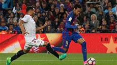 Neymar z Barcelony uniká Gabrielu Mercadovi ze Sevilly.
