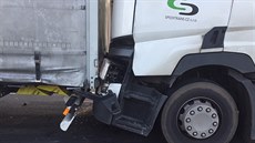 Na 2. kilometru dálnice D7 se stala hromadná nehoda auta se dvma kamiony....