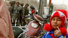 V ujgurském městě Kašgar v autonomní oblasti Sin-ťiang hlídkují policisté. (23....