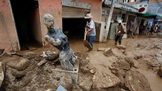 V kolumbijském mst Mocoa pokraují po víkendovém sesuvu pdy záchranné práce,...