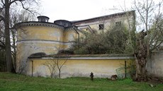 Pohled na jednu část zámku v Dlouhé Loučce na Olomoucku, který od požáru v roce...