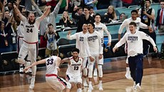 Basketbalisté Gonzagy se radují z postupu do finále NCAA. Vlevo Przemek...