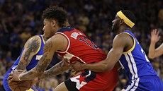 Kelly Oubre Jr. (vlevo) z Washingtonu pod tlakem Iana Clarka z Golden State.