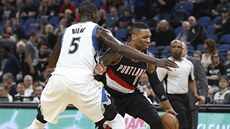 Damian Lillard (vpravo) z Portlandu v souboji s Gorguiem Diengem z Minnesoty.