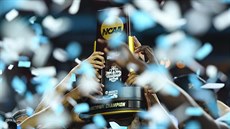 Basketbalisté North Caroliny zvedají nad hlavu trofej pro vítze NCAA.