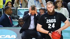 Mark Few, trenér Gonzagy, si drí hlavu v dlaních, jeho svenci Przemku...