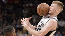 Davis Bertans ze San Antonia si nechal nafackovat od míe v utkání s LA Lakers.