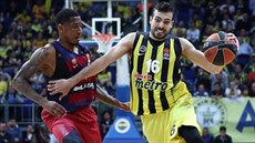 Kostas Slukas (vpravo) z Fenerbahce obchází Xaviera Munforda z Barcelony.