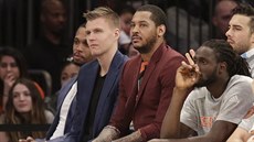 Lotyský blonák Kristaps Porzingis a Carmelo Anthony sledují zápas svého New...