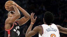 Serge Ibaka (vlevo) z Toronta stílí pes Justina Holidaye z New Yorku.