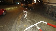 Kamion v Náchod zboural kovové zábradlí v centru msta (5.4.2017).