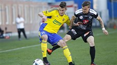Zlínský zálo�ník Vukadin Vukadinovi� (vlevo) bojuje v utkání proti Hradci.