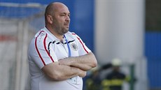 Hradecký trenér Bohuslav Pilný pozoruje hru.