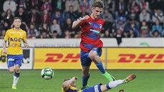 Plzeňský záložník Martin Chrien (v modročerveném) přišel o míč po souboji s...