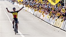 Philippe Gilbert triumfáln dojídí do cíle závodu Kolem Flander.